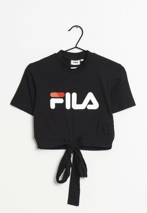 Musta lyhythihainen FILA-t-paita, jossa punainen ja valkoinen logo, pyöreä pääntie ja edessä solmittava yksityiskohta, roikkuu mustassa henkariassa.