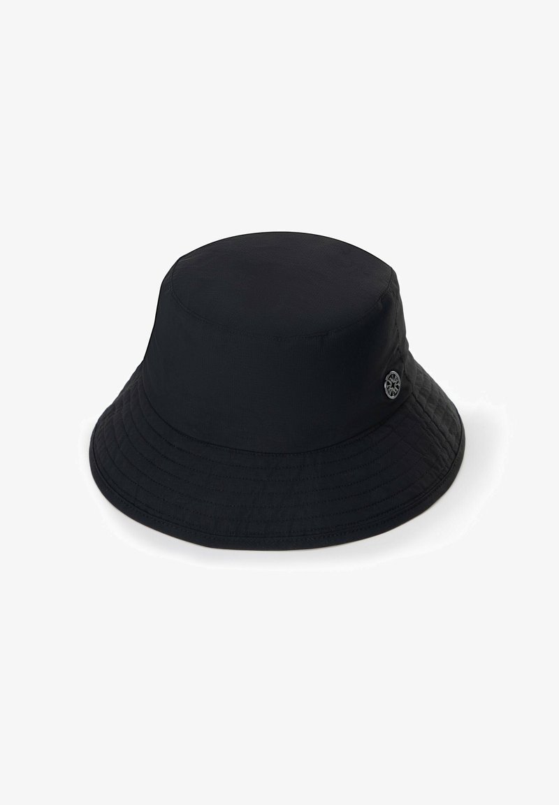 Černý kšiltovka z hladkého materiálu, s kulatou korunkou a širokým, dolů skloněným kšiltem. Obsahuje logovou ozdobu na boku.