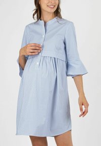 Blau-weiß gestreiftes Umstandskleid mit hohem Kragen, durchgehender Knopfleiste und ausladenden Dreiviertelärmeln. Leichter, atmungsaktiver Stoff.