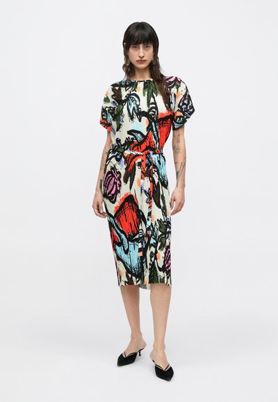 Φόρεμα με λουλουδάτο σχέδιο σε έντονους κόκκινους, μπλε και πράσινους τόνους σε κρεμ φόντο. Κοντά μανίκια, ζώνη στη μέση, μήκος μέχρι το γόνατο.