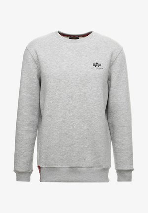 Grå hettegenser laget av teksturert bomullsblanding, med rund hals, ribbestrikkede mansjetter og en liten svart logo på brystet.