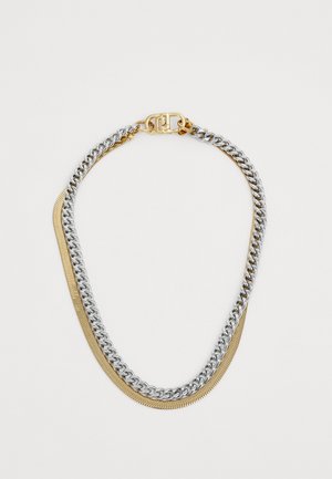 Collier bicolore avec une épaisse chaîne en argent et une chaîne plate en or plus fine, reliées par un fermoir doré avec un logo.