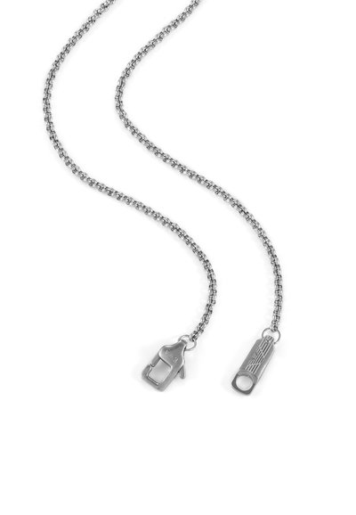 Zwei silberne Ketten mit unterschiedlichen Verschlüssen liegen auf einem weißen Hintergrund, eine mit einem klappbaren Sicherheitsverschluss und die andere mit einem flachen Tabverschluss.