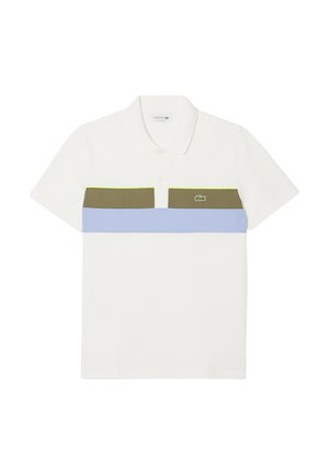 Biała koszulka polo w poziome paski w oliwkowym zielonym, jasnoniebieskim i neonowym żółtym; ma kołnierzyk zapinany na guziki oraz logo Lacoste.