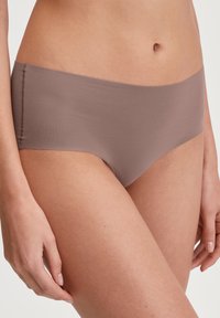 Naadloze bruin hipster onderbroek van soepel fabric materiaal, met een lage taille en minimale stiksels voor een strakke uitstraling.