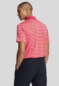 Lyle & Scott GOLF BROAD STRIPE  - Poloshirt -  birdie red  red bud