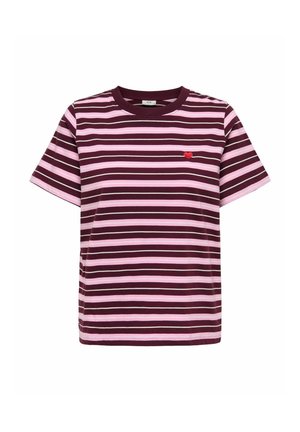 T-shirt à manches courtes à rayures horizontales marron et rose avec un petit cœur rouge brodé sur le côté gauche de la poitrine.
