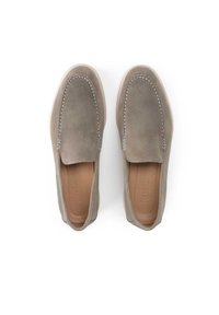 Zapatos de ante gris sin cordones con una textura suave, forma redondeada y costuras contrastantes a lo largo del borde superior. Forro interior beige.