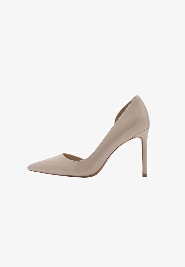 Décolleté in pelle verniciata beige con punta affusolata, fianchi con tagli bassi e tacco sottile. Superficie liscia con finitura lucida.