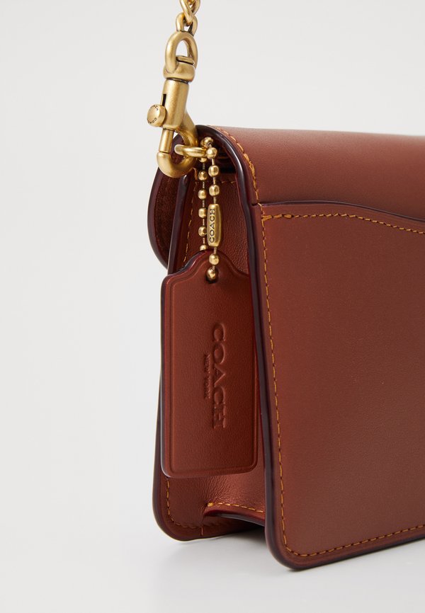 COATED SIGNATURE TABBY CHAIN - Clutch - tan caramel2