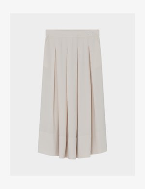 Φωτεινή μπεζ πλισέ μίντι φούστα με επίπεδη ζώνη μέσης και διακριτική λεπτομέρεια λογότυπου στο κέντρο επάνω, εμφανίζεται σε λευκό φόντο.