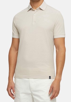 Beige Polohemd aus weichem Material mit Kragen, einer Drei-Knopf-Leiste und kurzen Ärmeln. Verfügt über ein kleines Markenschild am Saum.