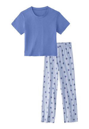 Blaues Baumwoll-T-Shirt mit kurzen Ärmeln, kombiniert mit hellblauen Schlafanzughosen, die ein Muster aus dunkelblauen Kreisen auf dünnen Stielen zeigen.