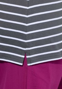 Top a maniche corte grigio e bianco a righe con orlo a V, sovrapposto a un tessuto magenta solido. Materiale in morbido cotone misto.