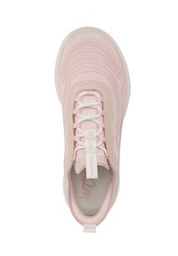 Baskets de sport rose clair avec un dessus en mesh texturé, un embout renforcé et des lacets fins. Présentent une étiquette de logo sur la languette et une semelle légèrement surélevée.