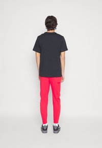 Jordan WARMUP PANT - Calças de fato de treino - fire red