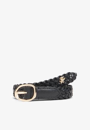 Ceinture en cuir tressé noir avec une boucle ovale dorée et de petites initiales dorées "GM" près de l'extrémité.