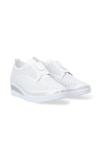 Weiße, durchbrochene Sneakers mit Keilabsatz, ausgestattet mit einem glatten Obermaterial, elastischem Riemen und silbernen Akzenten an der Sohle.