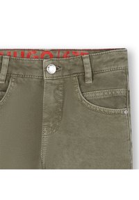 Olijfgroene denim broek met een zilveren knoopsluiting, voorzien van een rood merklogo op de tailleband en een klassiek zakontwerp.
