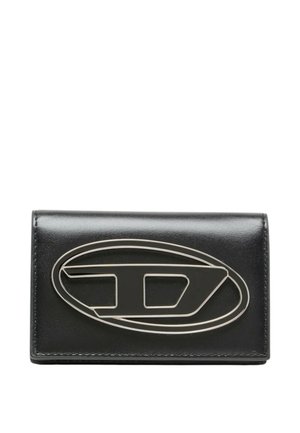 Portafoglio in pelle nera con logo in metallo argentato a forma ovale con lettere stilizzate sulla patta anteriore.