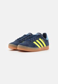 adidas Originals GAZELLE KIDS - Baskets basses - night indigo/solar yellow/light blue