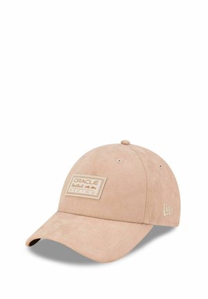 Beige Baseballcap mit Wildlederstruktur, mit einem rechteckigen Patch, auf dem in gedämpften Farben "ORACLE RedBull Racing" steht.