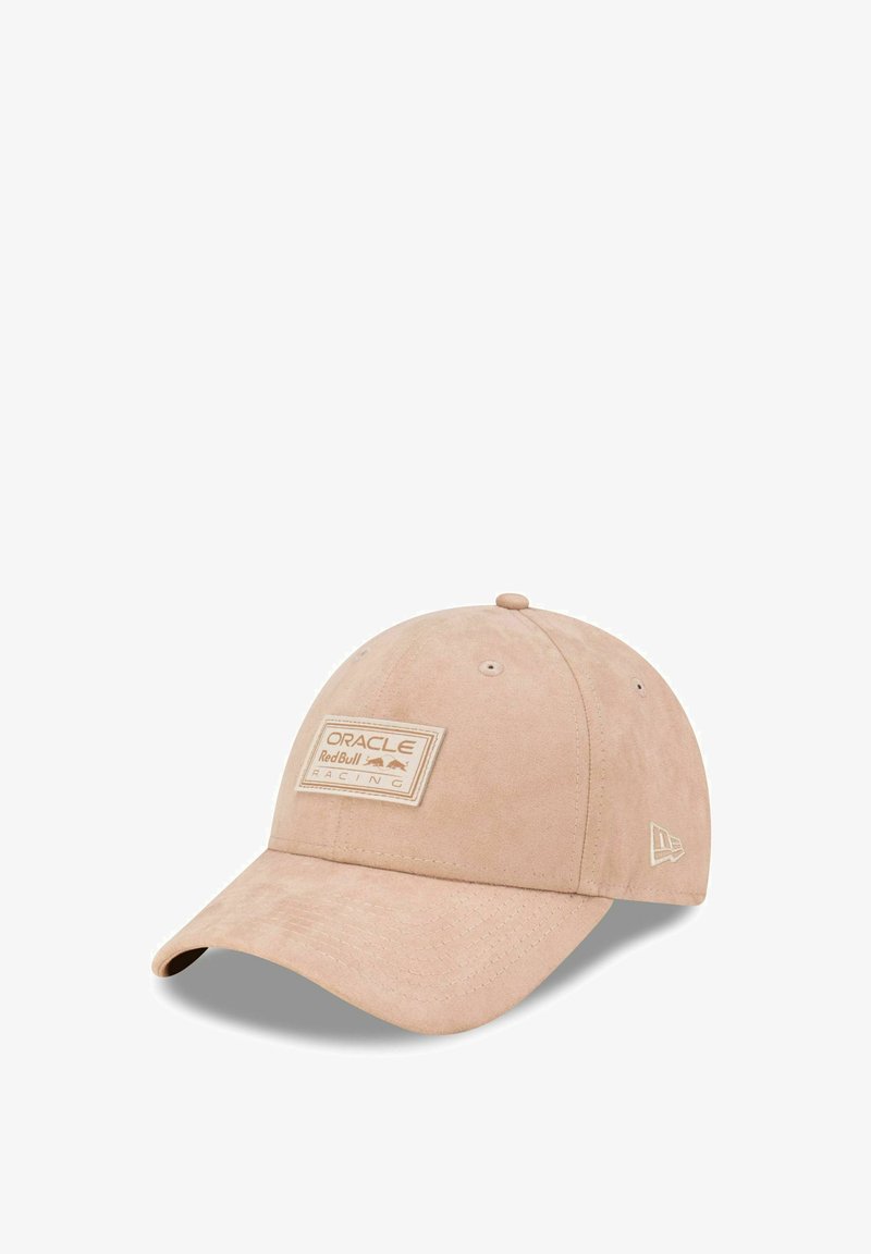 Beige Baseballcap mit Wildlederstruktur, mit einem rechteckigen Patch, auf dem in gedämpften Farben "ORACLE RedBull Racing" steht.
