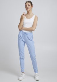 ICHI KATE - Teplákové kalhoty - chambray blue