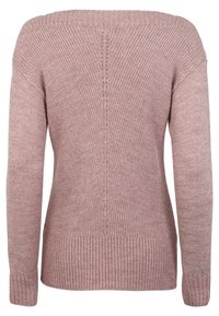 Suéter de punto rosa con textura acanalada, escote amplio y mangas largas. Presenta canalé vertical a lo largo de la espalda y el dobladillo.