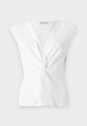 Hvit topp med vridd frontdesign, korte ermer og glatt tekstur. Har en subtil V-hals og rynkedetalj ved midjen.