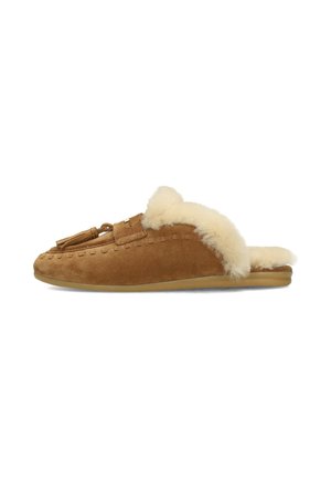 Pantofola in camoscio marrone con fodera di montone color crema, dettaglio con nappina sulla parte superiore e suola piatta in gomma, vista di lato su sfondo bianco.