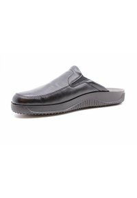 Zwarte leren instapper met een ronde neus, elastische zijkanten en een geprofileerde rubberen zool voor grip.