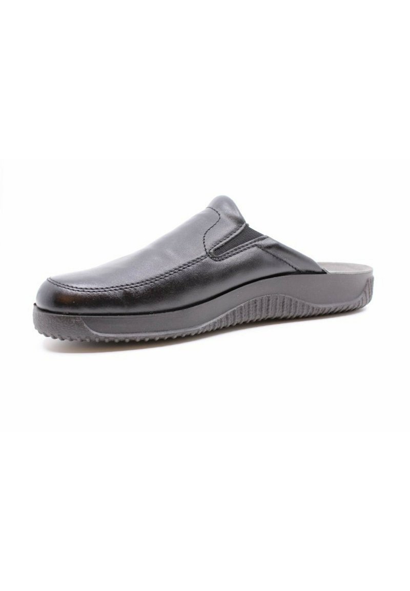 Zwarte leren instapper met een ronde neus, elastische zijkanten en een geprofileerde rubberen zool voor grip.