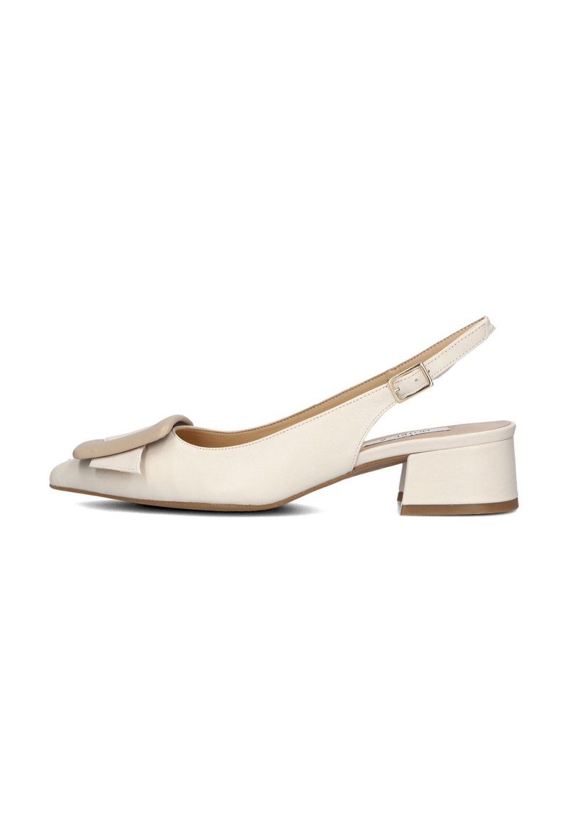 Beige slingback schoen met blokhak, leren materiaal, puntige neus, grote strikaccent aan de voorkant, en verstelbare enkelband.
