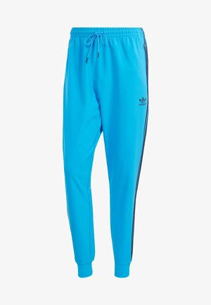 Pantalon de survêtement bleu clair en tissu léger avec une taille élastique, un cordon de serrage ajustable et des rayures noires sur les côtés.