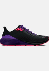 Chaussure de course basse noire avec lacets violets, semelle intermédiaire texturée violette, accents roses au talon, œillets et semelle sur fond blanc.