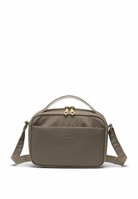 Sac en nylon gris avec double fermeture éclair, poignée courte et bandoulière amovible. Comprend une poche avant avec logo embossé.