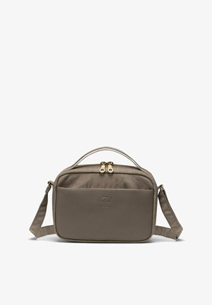 Sac en nylon gris avec double fermeture éclair, poignée courte et bandoulière amovible. Comprend une poche avant avec logo embossé.