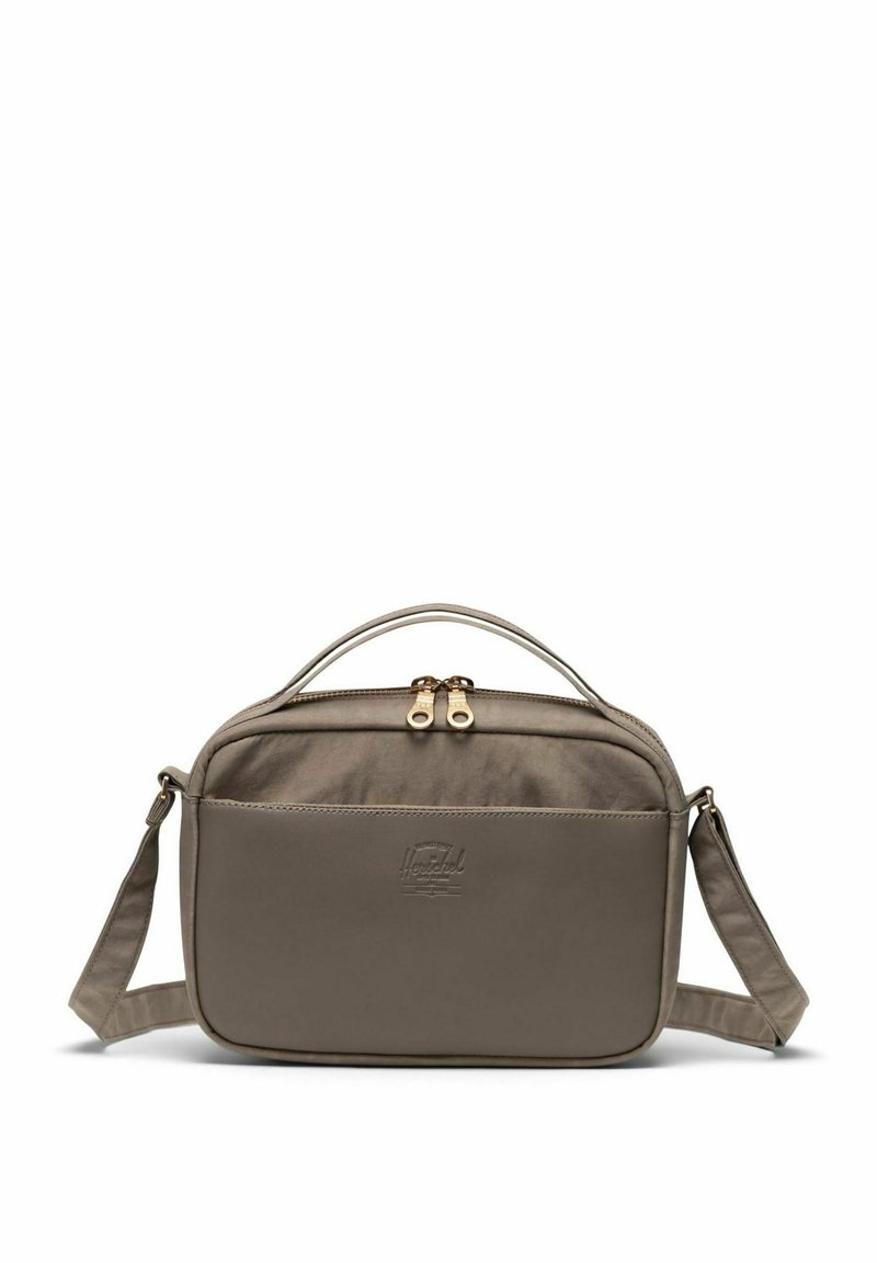 Sac en nylon gris avec double fermeture éclair, poignée courte et bandoulière amovible. Comprend une poche avant avec logo embossé.