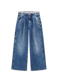 Jeans en denim bleu clair à jambes larges avec une finition délavée. Présente de grandes poches avant et une taille avec logo. Coupé à la hauteur de la cheville.
