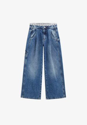 Široke svetlo modre denim hlače z blagim prahom. Imajo velike sprednje žepe in blagovno znamko na pasu. Obrezane so do gležnjev.