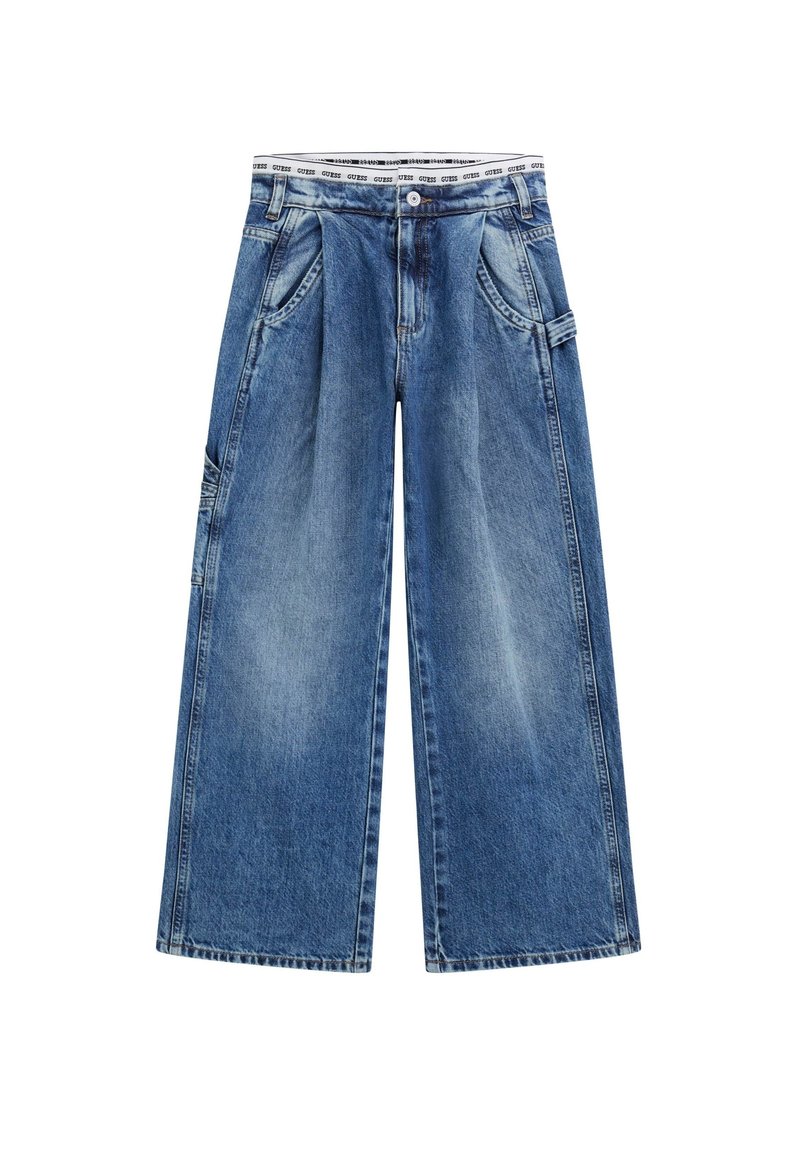 Jeans en denim bleu clair à jambes larges avec une finition délavée. Présente de grandes poches avant et une taille avec logo. Coupé à la hauteur de la cheville.
