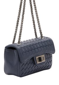 Borsa a mano in pelle blu navy con un motivo intrecciato, tracolla in catena argentata e chiusura metallica. Texture liscia e design con pattina piegata.