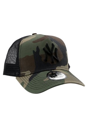 Casquette camouflage avec un dos en filet noir, arborant un logo noir en relief à l'avant et une fermeture snapback réglable.