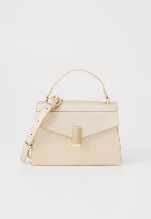 Beige strukturierte Handtasche mit oberem Griff, verstellbarem Schultergurt und goldfarbenem rechteckigem Verschluss an der Vorderklappe.