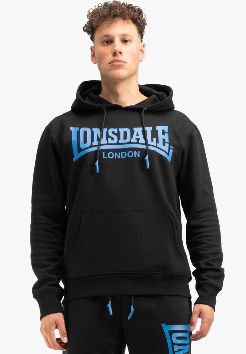 Čierna mikina s kapucňou vyrobená z bavlneného zmesi s modrým potlačou "Lonsdale London" na prednej strane. Obsahuje klokaniu kapsu a kapucňu so sťahovacou šnúrkou.