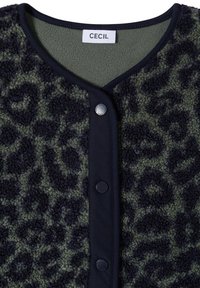 Veste polaire imprimé léopard vert foncé et noir à l'avant, avec des boutons pression noirs et une étiquette "CECIL" au niveau de l'encolure.