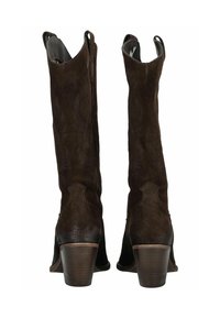 Brune ruskinds knæhøje støvler med et struktureret design og buet top, der har en stablet hæl og forstærket syning.