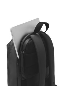 Sac à dos noir avec un dos rembourré, des accents en mesh, et un ordinateur portable argenté partiellement inséré, présentant une poignée de transport sur le dessus.