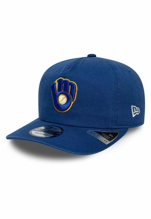 Casquette de baseball bleue réglable avec un logo de gant jaune et bleu tenant une balle de baseball à l'avant, et une visière incurvée avec des autocollants.